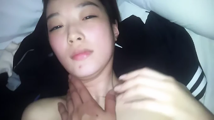 Koreanische Freundin wird in diesem mobilen Sexclip brutal behandelt