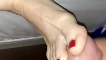 Footjob của người phụ nữ trưởng thành trên một con cặc to