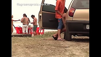 Um casal desfruta da liberdade de sexo público na praia.