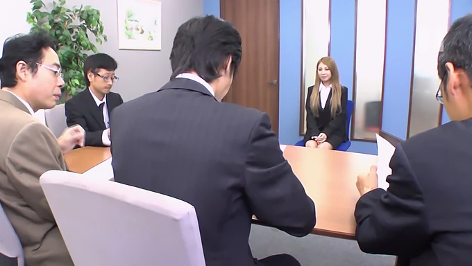 Después de una entrevista, una adolescente japonesa recibe sexo oral y penetración. ¡No te pierdas esta escena caliente!