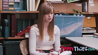 La ladra adolescente pallida Dolly Leigh riceve una sega e un pompino da un uomo muscoloso in questo video porno in HD