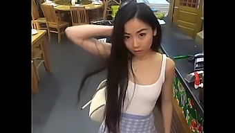 Asiatisk hottie blir hardcore med hvit fyr i hjemmelaget video