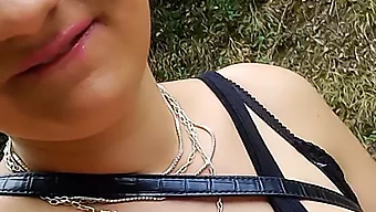 Olgun Asyalı bayan bisikletine biniyor ve bir dildo ile boşalıyor