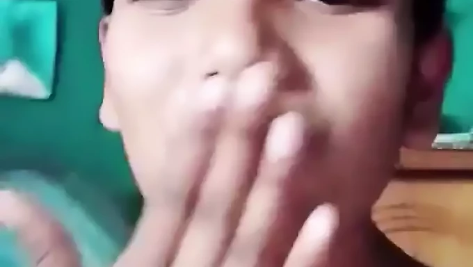 Le piccole tette e le dita nella figa di una ragazza Bangladeshi