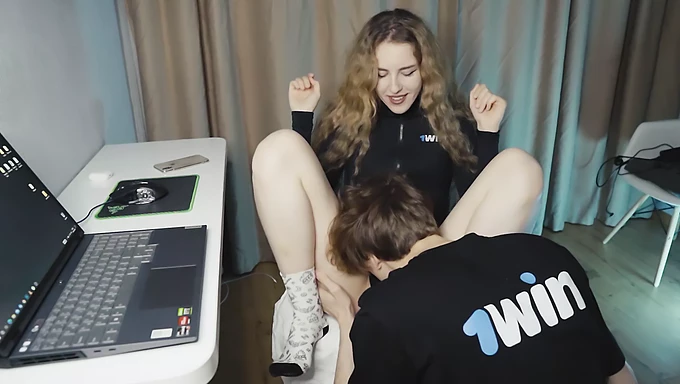 Amateur babe krijgt een cumshot tijdens een video game