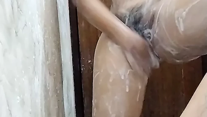 Una teenager di 19 anni fa una deepthroat alla fidanzata del suo ragazzo in bagno. Non perdere questo video bollente!