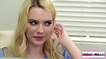 Rubia tetona se deja mamar las tetas en este video porno caliente