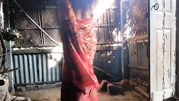 Bhabhi, une villageoise indienne, se fait lécher le cul et suce une bite dans une vidéo maison