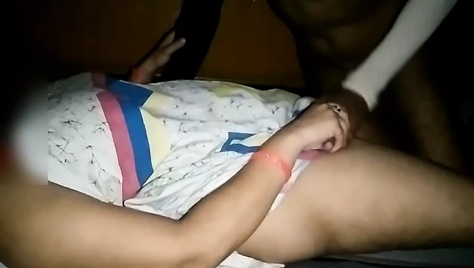 Adolescente amateur india tiene su agujero apretado estirado