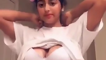 Hermosa latina asombrosamente hermosa en una actuación impresionante