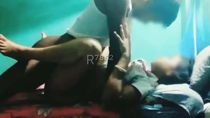 Le sexe anal brutal d'un couple indien amateur