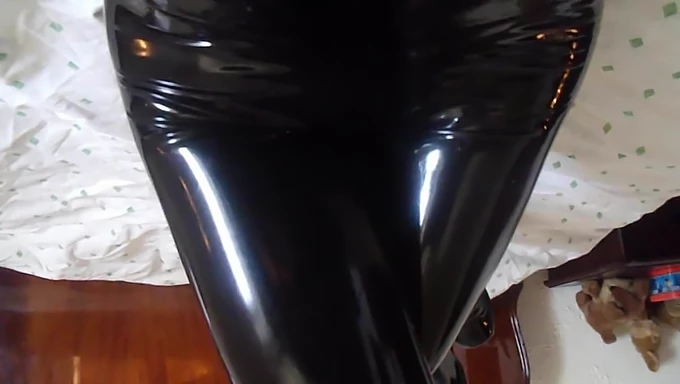 Sở thích latex: Tự sướng bằng dương vật giả latex