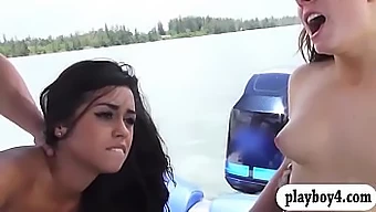 In bikini geklede universiteitsmeisjes gaan een hete orgie aan op een speedboot